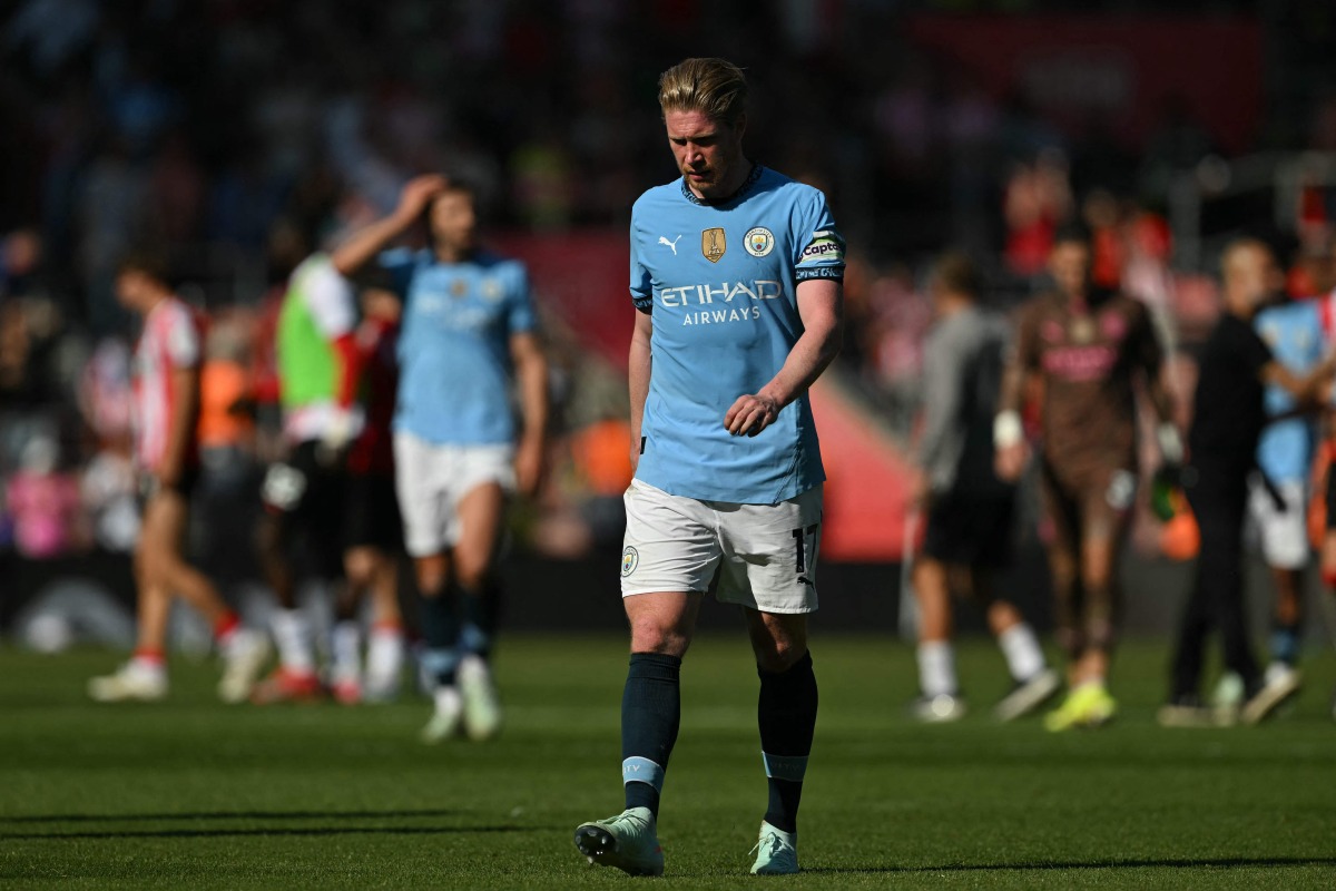 Manchester City's Belgian midfielder #17 Kevin De Bruyne walk from the pitch after the English Premier League football match between Southampton and Manchester City at St Mary's Stadium in Southampton, southern England on May 10, 2025. (Photo by Glyn KIRK / AFP)