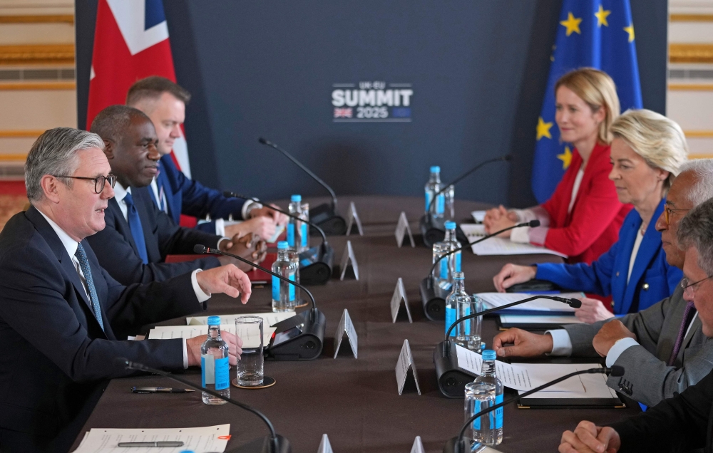 Britain's Prime Minister Keir Starmer (L), Britain's Foreign Secretary David Lammy (2L), Britain's Paymaster General and Minister for the Cabinet Office for the Constitution and European Relations Nick Thomas-Symonds (3L), European Union High Representative for Foreign Affairs and Security Policy Kaja Kallas (4R), European Commission President Ursula von der Leyen (3R), European Council President Antonio Costa (2R) and EU Commissioner for Trade and Economic Security, Maros Sefcovic attend a meeting, during the UK-EU Summit at Lancaster House in London on May 19, 2025. (Photo by Kin Cheung / Pool / AFP)