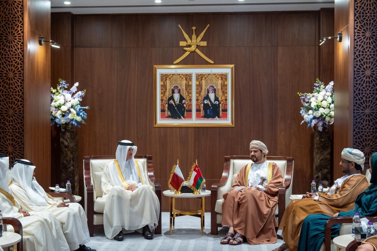 Minister of State for Foreign Trade Affairs at the Ministry of Commerce and Industry, H E Dr. Ahmed bin Mohammed Al-Sayed, with Minister of Commerce, Industry and Investment Promotion of the Sultanate of Oman, H E Qais bin Mohammed Al Yousef and other officials.