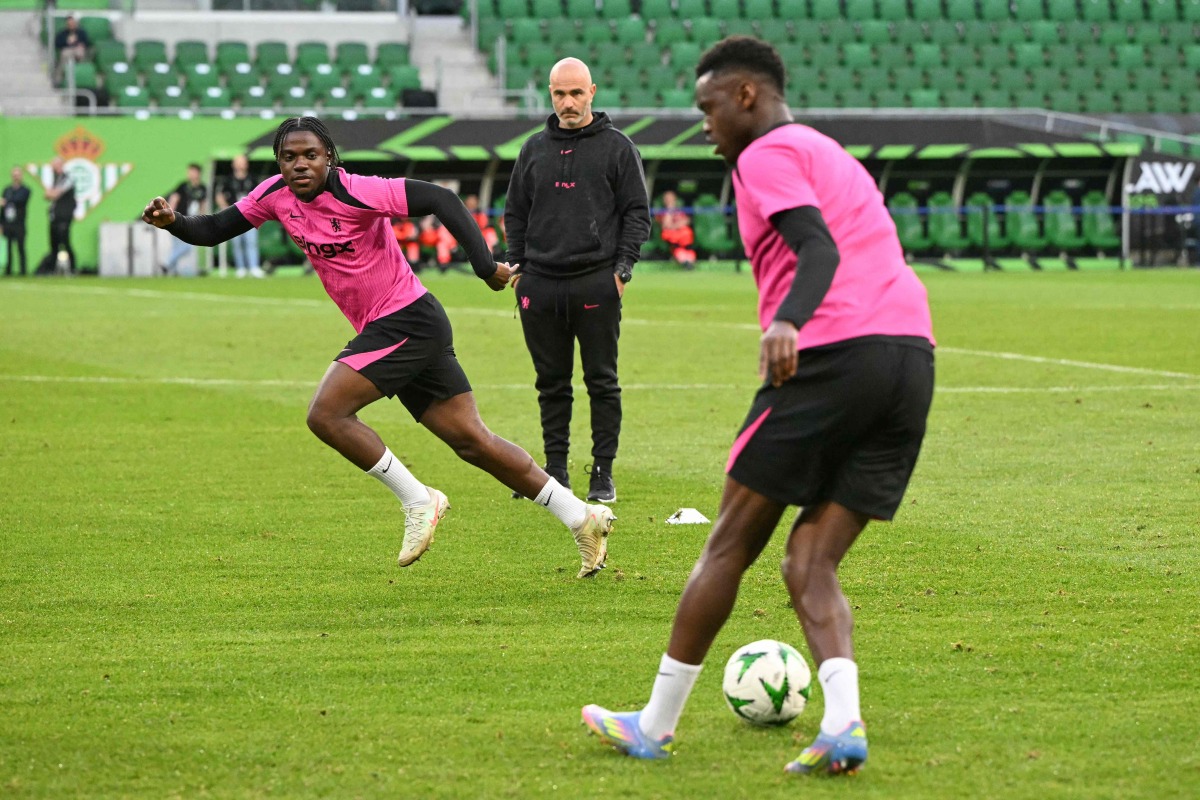 Chelsea's Italian head coach Enzo Maresca (C) oversees a training session of his players on the eve of the UEFA Conference League Final between Real Betis and Chelsea FC in Wroclaw on May 27, 2025. (Photo by Sergei GAPON / AFP)

