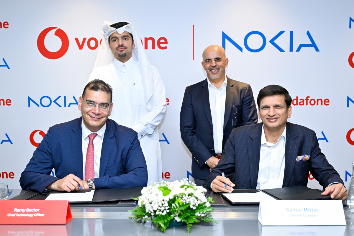 Chief Executive Officer at Vodafone Qatar Sheikh Hamad Abdulla Jassim Al-Thani and President of Cloud and Network Services at Nokia Raghav Sahgal with other officials witnessing the agreement signing.