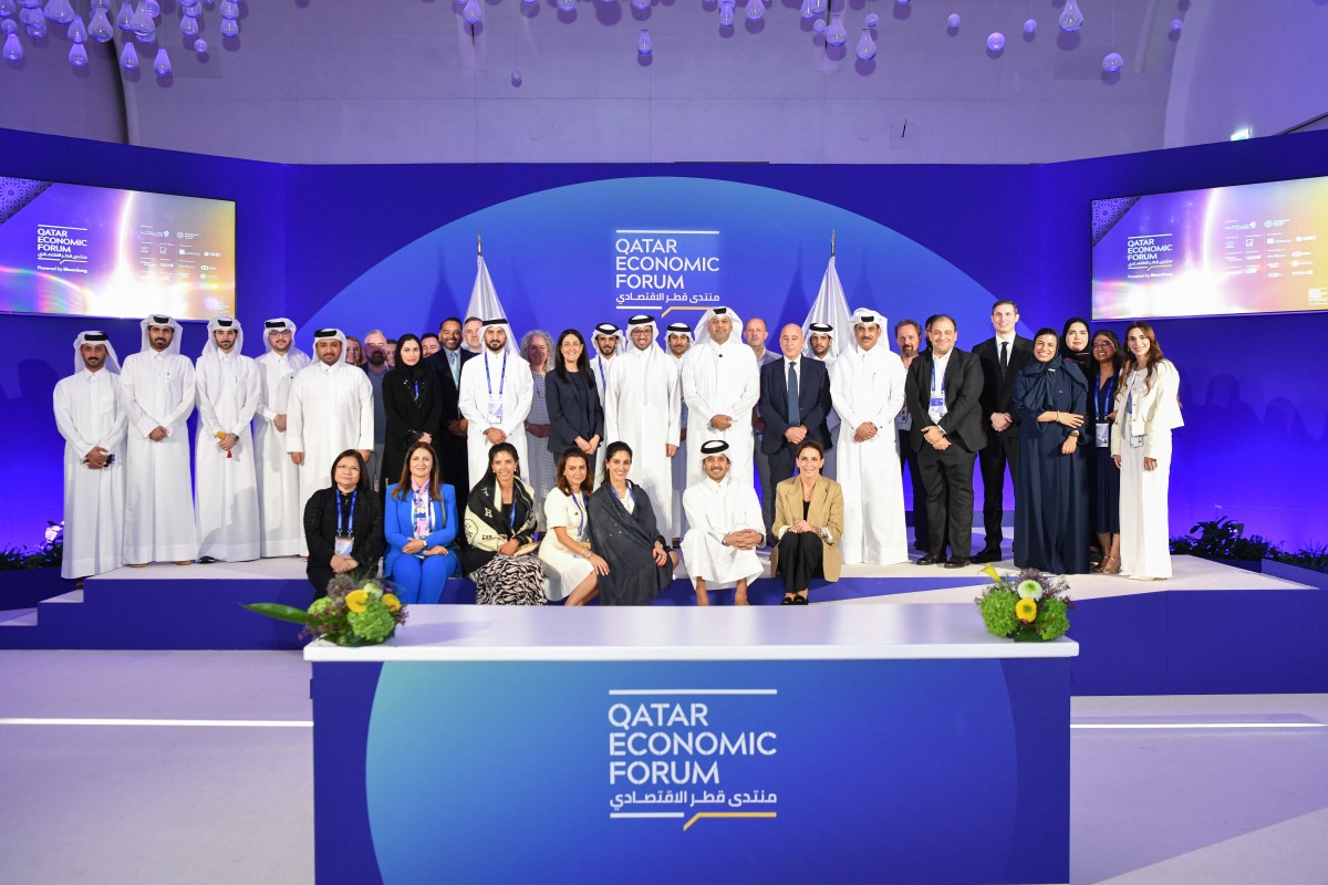 Chairman of Media City Qatar and the Organising Committee of the Forum, Sheikh Dr. Abdulla bin Ali Al Thani, and CEO of Bloomberg Media, Karen Saltser, with officials during the conclusion of Qatar Economic Forum 2025.
