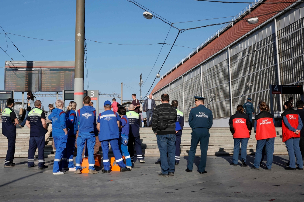 Russian emergency medics gather at Kievsky railway station in Moscow on June 1, 2025, prior to the arrival of injured passengers following a bridge collapse in the Bryansk region. (Photo by Tatyana Makeyava / AFP)