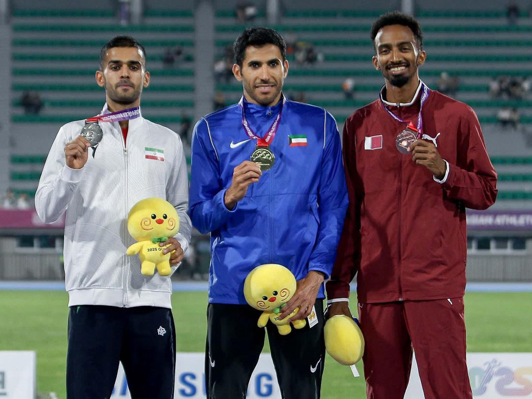 Qatar’s Abubaker Haydar Abdalla (right) poses with the other podium winners of men’s 800m.