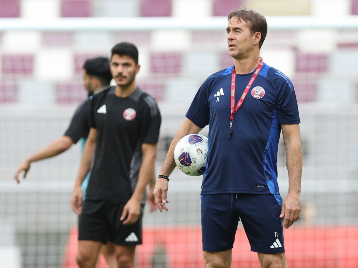 Qatar coach Julen Lopetegui (right) during a training session.
