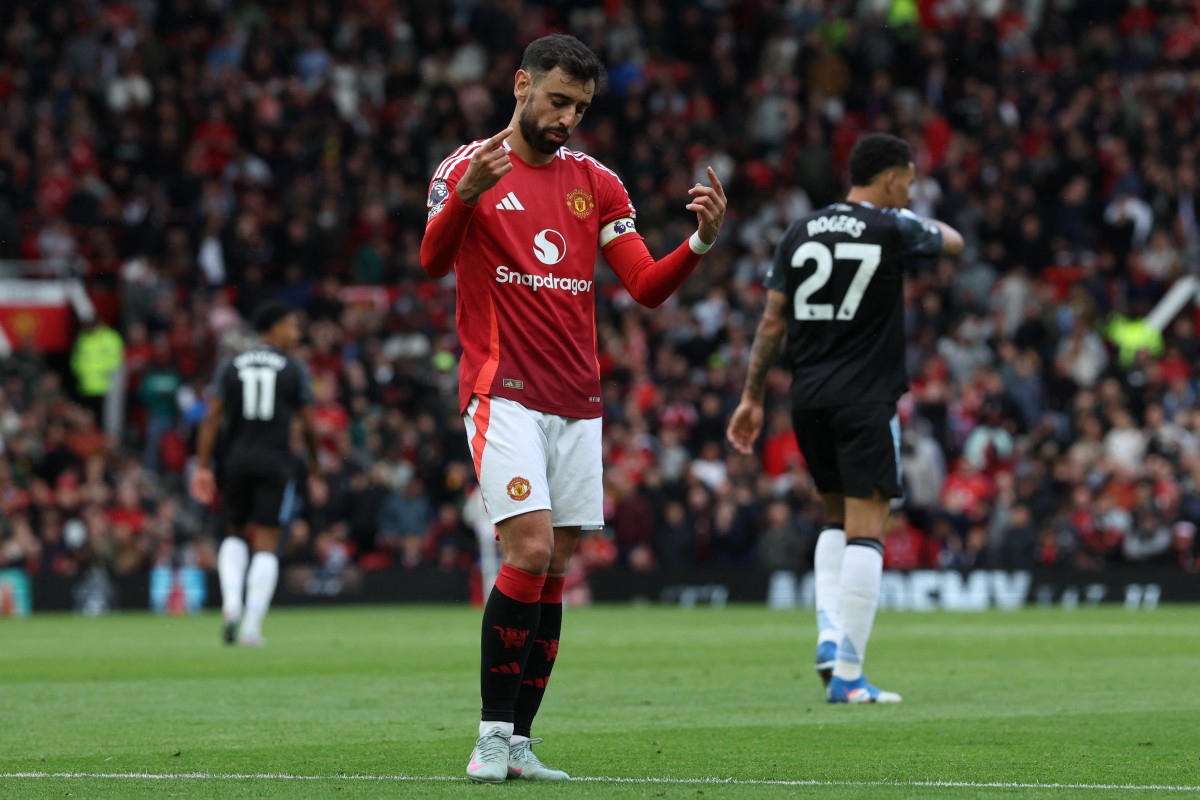 Manchester United's Portuguese midfielder #08 Bruno Fernandes during the English Premier League football match between Manchester United and Aston Villa, on May 25, 2025. (Photo by Darren Staples / AFP) / 