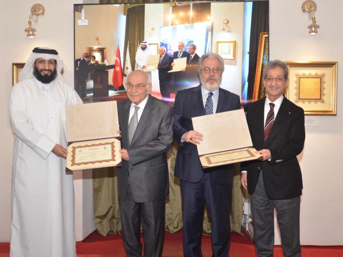Director of the Abdullah bin Zaid Al Mahmoud Islamic Cultural Center Dr. Saleh bin Ali Al-Marri (left) receiving the prize.