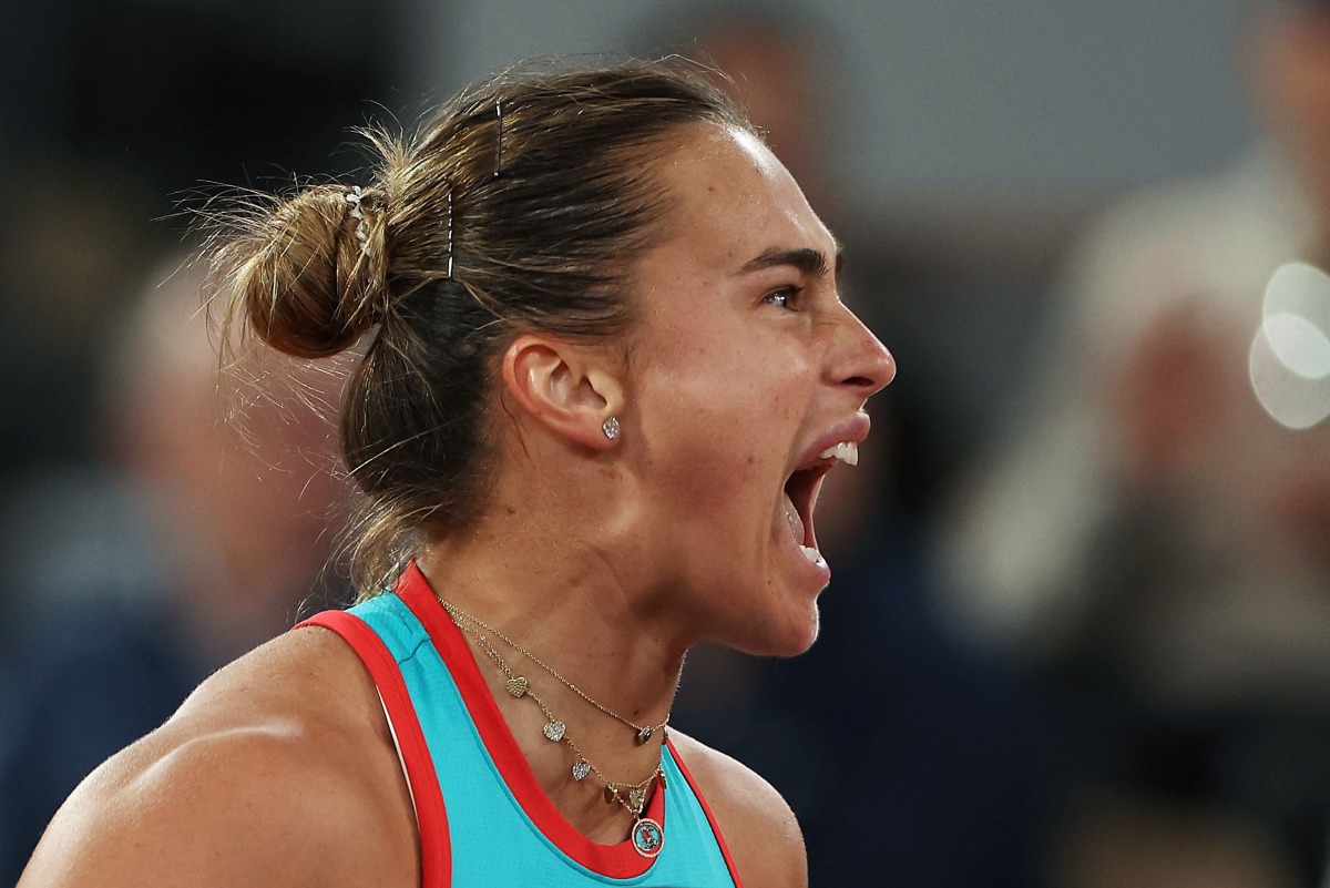 Belarus' Aryna Sabalenka reacts to a point against Poland's Iga Swiatek during their women's singles semi-final match on day 12 of the French Open tennis tournament on Court Philippe-Chatrier at the Roland-Garros Complex in Paris on June 5, 2025. (Photo by Alain JOCARD / AFP)
