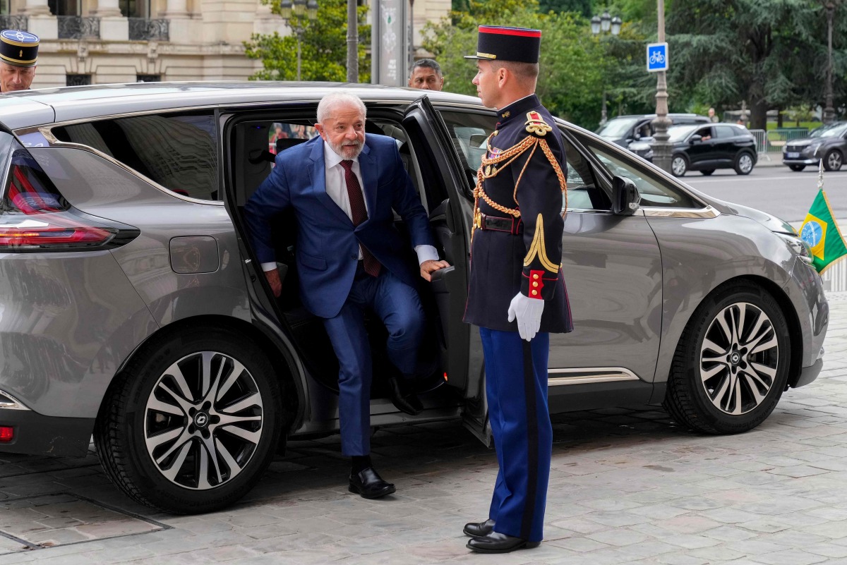 Brazil's President Luiz Inacio Lula da Silva (C) arrives by car to visit an exhibition by Brazilian artist Ernesto Neto at the Grand Palais museum in Paris on June 6, 2025. (Photo by Michel Euler / POOL / AFP)
