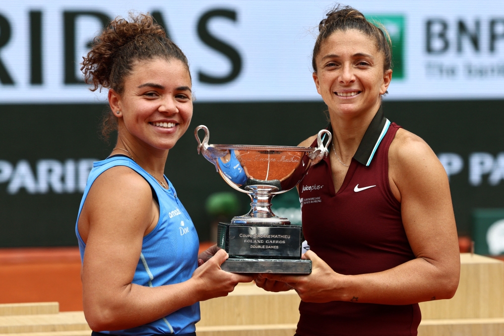 Italy's Jasmine Paolini (L) and Italy's Sara Errani pose with their trophy after winning their women's doubles final match in Paris on June 8, 2025. (Photo by Thibaud Moritz / AFP)
 