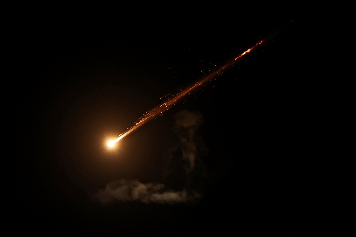 This picture shows a trail from an Iranian rocket in the sky above Jerusalem on June 13, 2025. (Photo by AHMAD GHARABLI / AFP)
