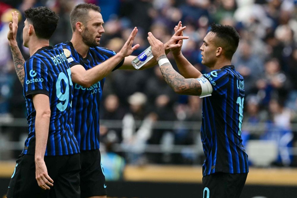 Inter Milan players celebrate their victory at the end of the FIFA Club World Cup 2025 Group E football match between Italy's Inter Milan and Japan's Urawa Red Diamonds at the Lumen Field stadium in Seattle on June 21, 2025. (Photo by Pablo Porciuncula / AFP)