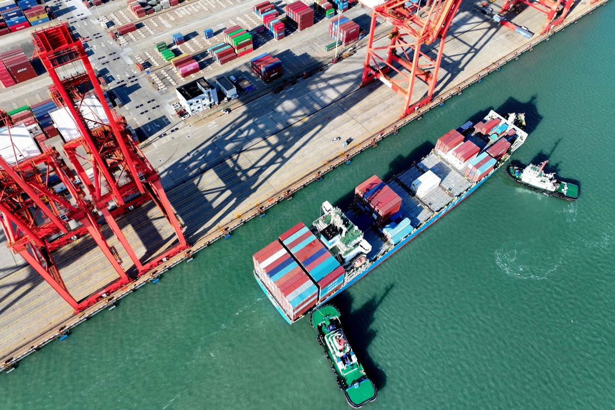 A container ship arrives at the port in Lianyungang, in China. Photo by AFP