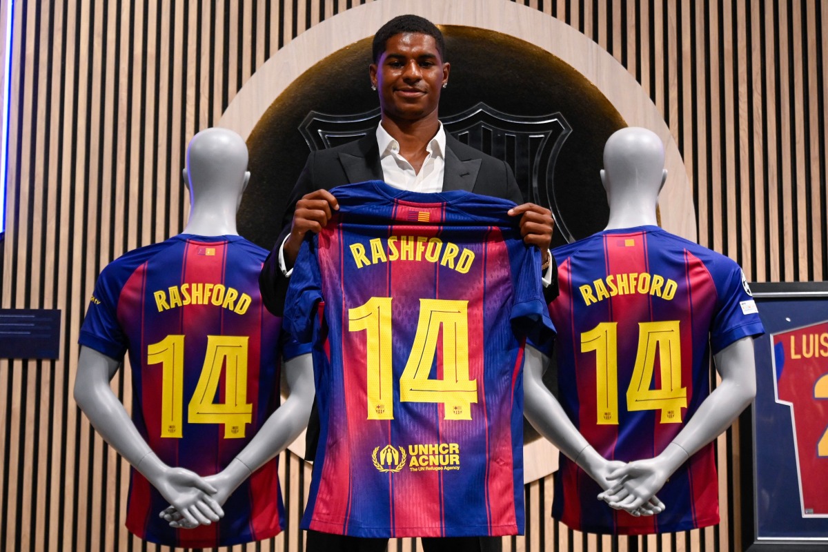 English forward Marcus Rashford who joined Barcelona on loan from Manchester United holds up his jersey during his official presentation at the Camp Nou stadium in Barcelona on July 23, 2025. (Photo by Josep LAGO / AFP)
