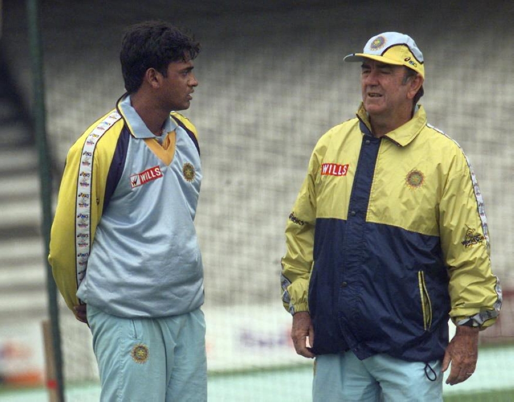 (Files) Debashish Mohanti (L) medium fast bowler for India talks to Bobby Simpson, the Australian coach working with the Indian team during a practice session at the Oval, London, on June 3, 1999. (Photo by Martin Hayhow / AFP)