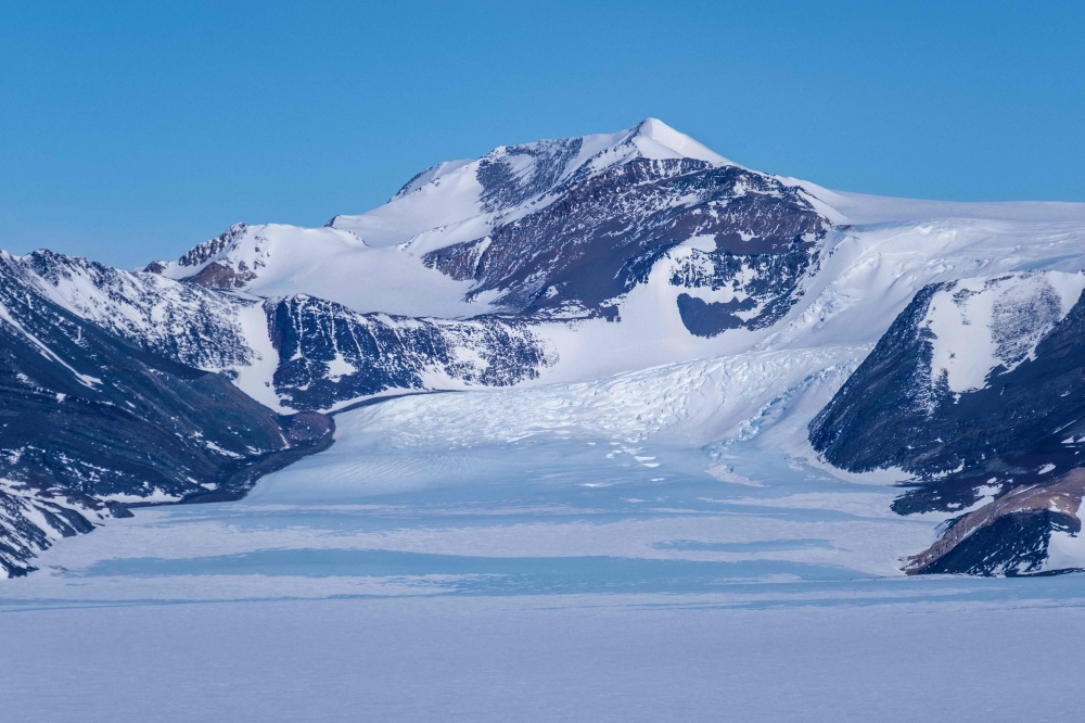 This handout picture, released on August 20, 2025, by the University of Santiago USACH, shows a view of Antarctica during a study led by a team of Chilean scientists of the University of Santiago with researchers from the Netherlands and Germany. (Photo by Jose Jorquera / University of Santiago USACH / AFP) 