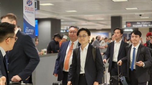 South Korea’s Industry Minister Kim Jung-kwan (center) arrives at Dulles International Airport near Washington.