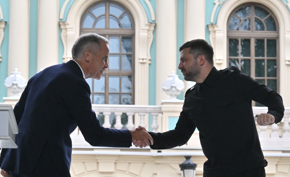 Ukrainian President Volodymyr Zelensky (right) and Canadian Prime Minister Mark Carney shake hands during their press-conference following the talks outside Mariyinsky Palace in Kyiv on August 24, 2025. (Photo by Sergei Supinsky / AFP)
