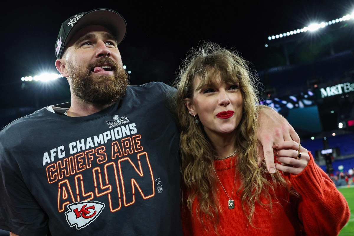 Travis Kelce #87 of the Kansas City Chiefs (L) celebrates with Taylor Swift after defeating the Baltimore Ravens in the AFC Championship Game at M&T Bank Stadium on January 28, 2024 in Baltimore, Maryland. Photo by Patrick Smith / GETTY IMAGES NORTH AMERICA / AFP