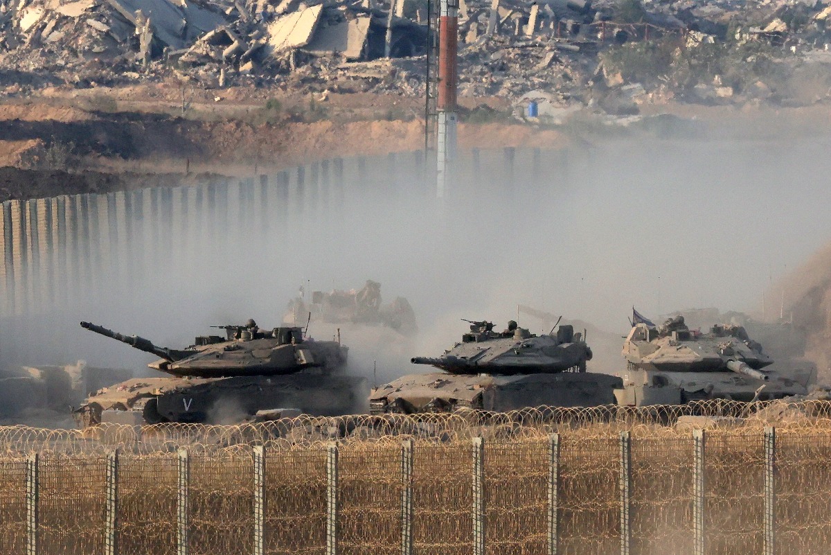 Israeli army main battle tanks move along the border with the Gaza Strip in southern Israel on August 27, 2025. Photo by Jack GUEZ / AFP.
