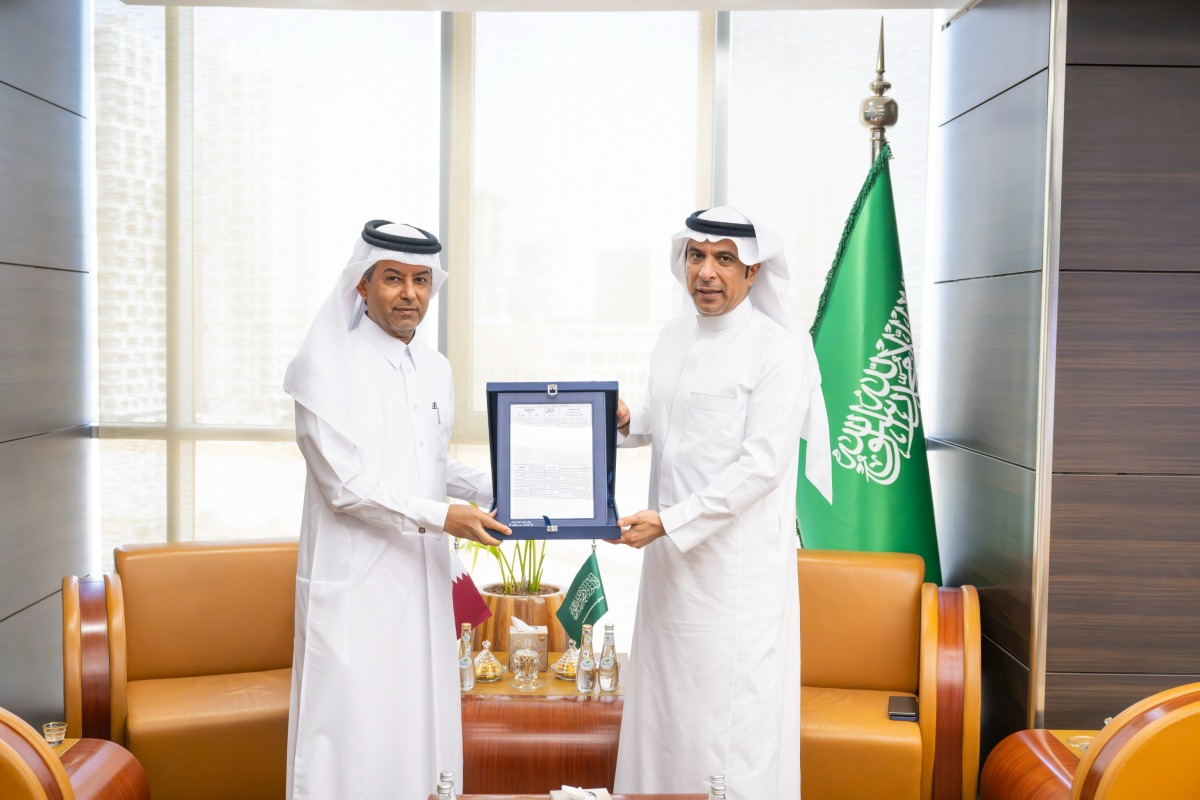 QNA Director-General H E Ahmed bin Saeed Al Rumaihi with SPA Acting President Ali bin Abdullah Alzaid in Riyadh yesterday.

