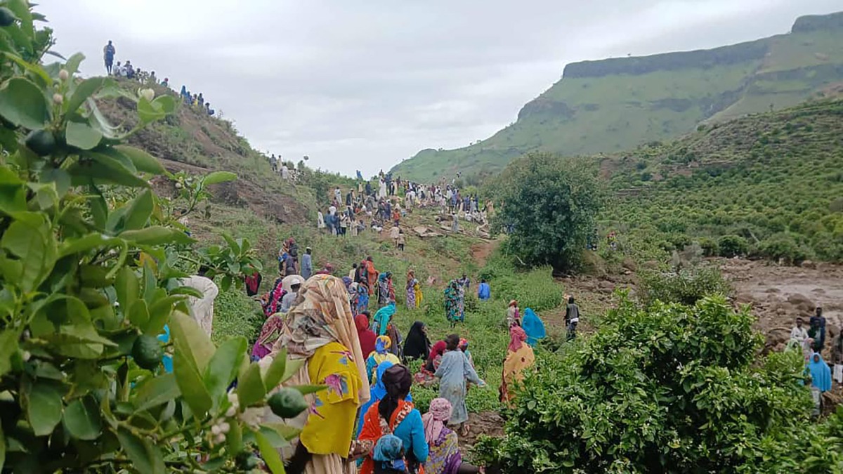 This handout image made available by the Sudan Liberation Movement/Army (SLM), on September 1, 2025, shows people inspecting the debris after a landslide devastated the village of Tarasin in Sudan's Jebel Marra area. (Photo by SUDAN LIBERATION MOVEMENT/ARMY / AFP)