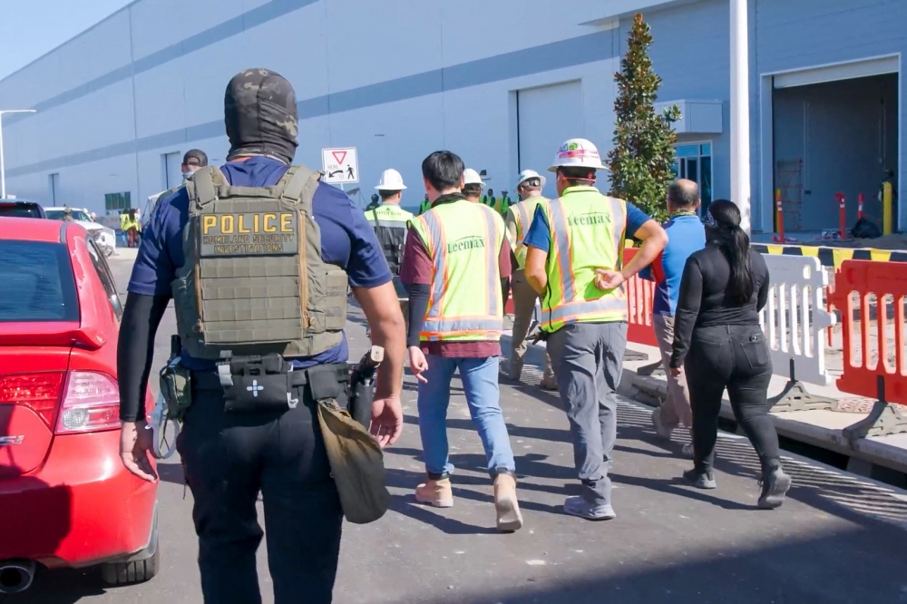 This handout photo released by US Immigration and Customs Enforcement (ICE) on September 5, 2025 allegedly shows a Homeland Security Investigations police officer during a federal search warrant at a company in Ellabell, Georgia, on September 4, 2025. (Photo by US Immigration and Customs Enforcement / AFP) 