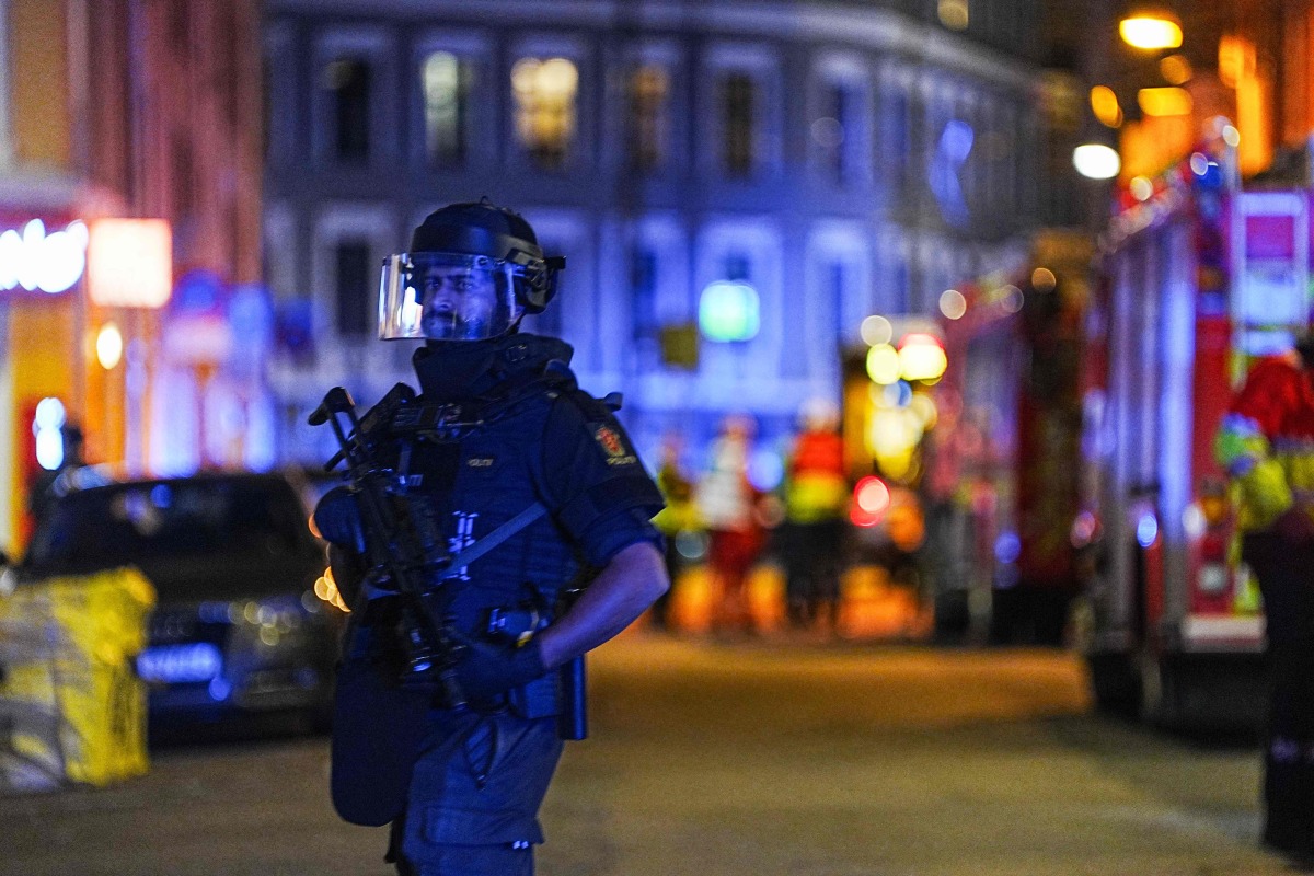 Police officer is seen in Pilestredet just off Parkveien in Oslo, Norway on September 23, 2025, after reports of an explosion. (Photo by Terje Pedersen / NTB / AFP) 