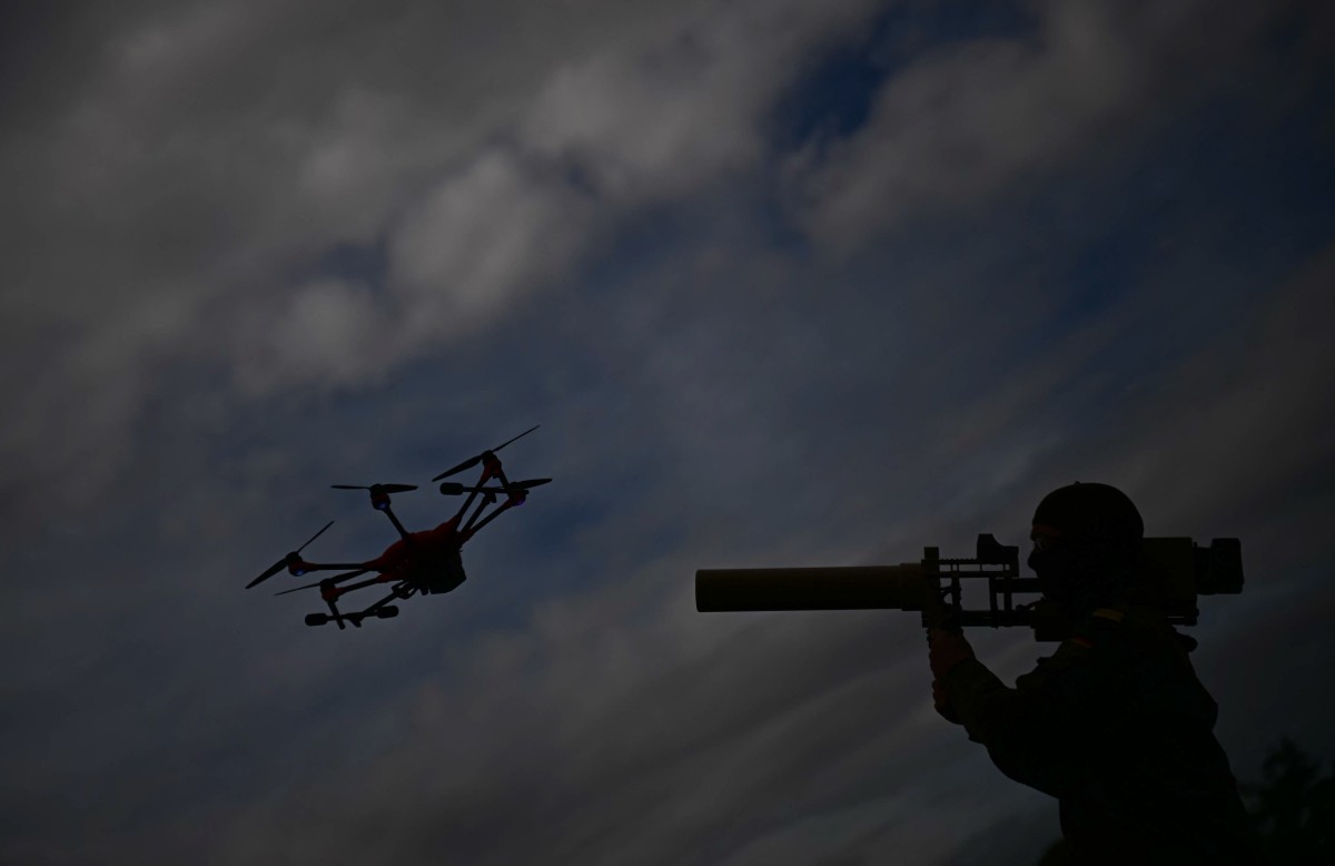A soldier of the German armed forces Bundeswehr demonstrates the use of a handheld HP 47 drone jammer during a drone defence exercise in Hamburg, northern Germany, on September 26, 2025. (Photo by Tobias Schwarz / AFP)
