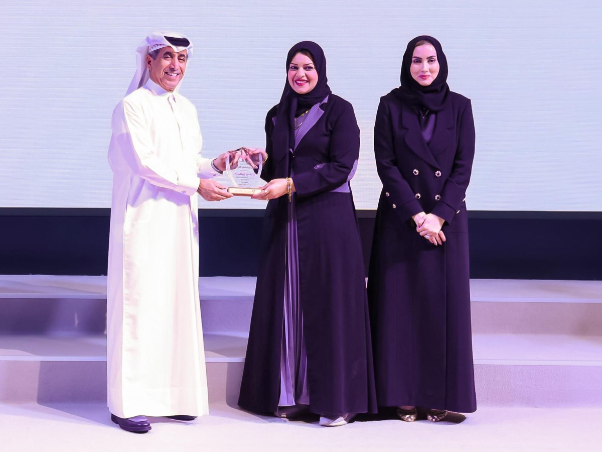 MoEHE Undersecretary H E Dr. Ibrahim bin Saleh Al-Nuaimi honouring a representative of a winning school.