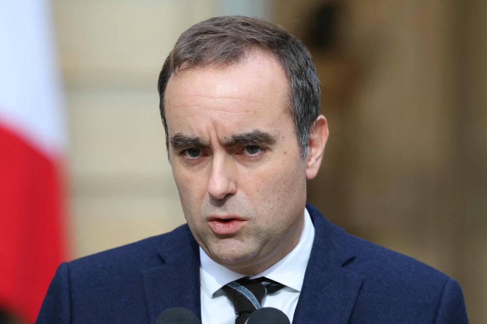 French Prime Minister Sebastien Lecornu delivers a statement at the Hotel Matignon in Paris, on October 3, 2025, before a round of consultations with political parties ahead of the announcement of the new government. (Photo by Alain Jocard / POOL / AFP)

