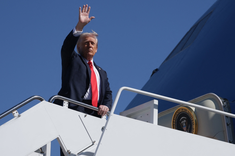 US President Donald Trump waves as he boards Air Force One en route to Naval Station Norfolk on October 5, 2025. (Photo by  Alex Wong/Getty Images/AFP)
