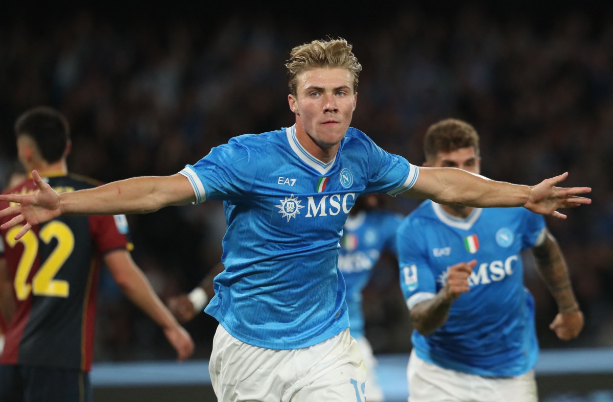 Napoli's Danish forward #19 Rasmus Hojlund celebrates after scoring his team's second goal during the Italian Serie A football match between SSC Napoli and Genoa CFC at the Diego Armando Maradona Stadium in Naples on October 5, 2025. (Photo by CARLO HERMANN / AFP)
