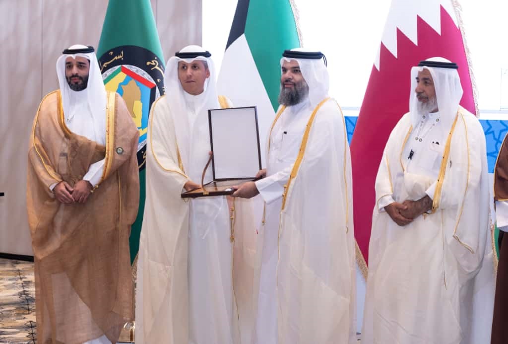 Minister of Awqaf and Islamic Affairs H E Ghanem bin Shaheen bin Ghanem Al-Ghanim (first right) looks on as Undersecretary of the Ministry of Awqaf and Islamic Affairs Dr. Sheikh Khalid bin Mohammed bin Ghanem Al Thani is honoured by Minister of Awqaf and Islamic Affairs of Kuwait H E Dr. Mohammed Ibrahim Al Wasmi. 