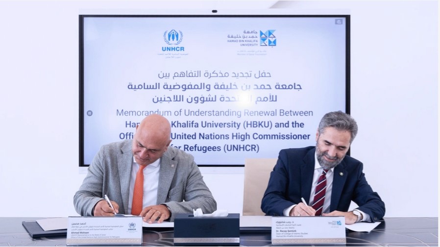 UNHCR Representative to Qatar Ahmed Mohsen (left), and Dean of the College of Islamic Studies Dr. Recep Şentürk  (right) at the signing of the renewed MoU between UNHCR and HBKU in Doha.
