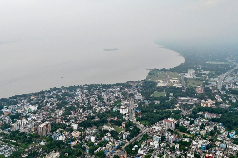 This aerial photograph taken on September 22, 2025, shows a general view of river Padma shrouded in mist at Rajshahi. (Photo by Munir Uz Zaman / AFP) 
