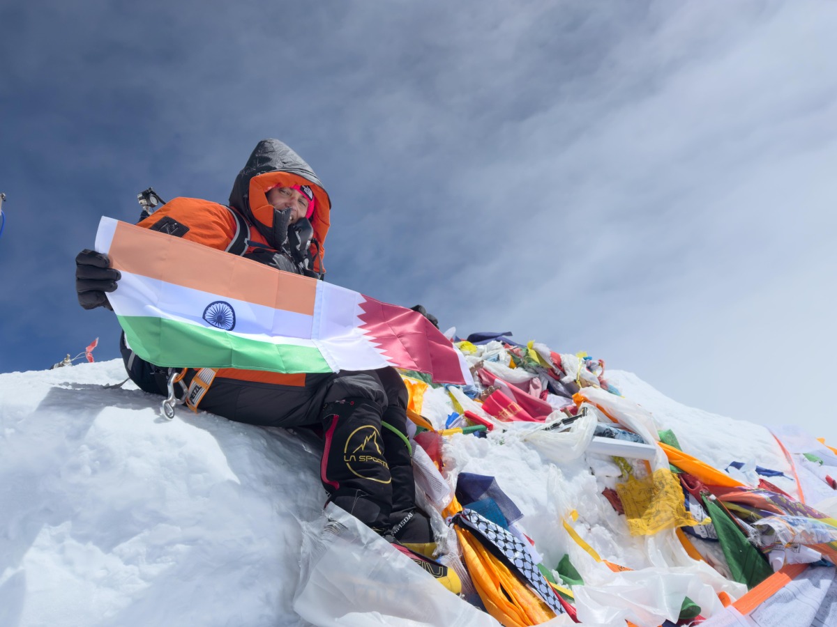 Safrina Latheef holding India and Qatar flags atop Mount Everest on May 18, 2025.