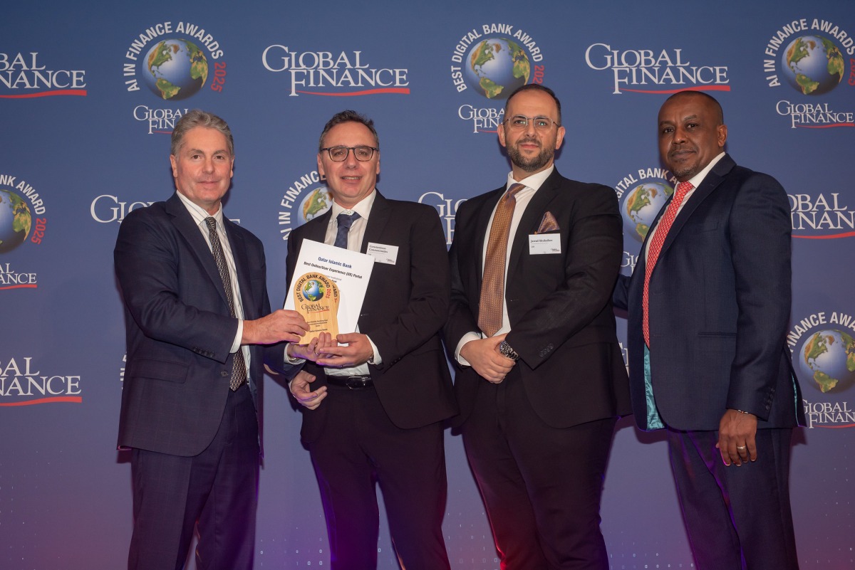 QIB’s Chief Strategy & Digital Officer, Dinos Constantinides receives the award from officials during the event. 