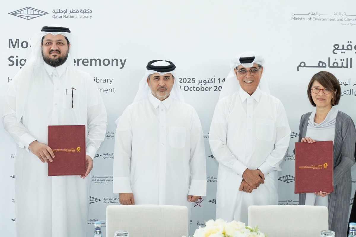 Minister of Environment and Climate Change H E Dr. Abdullah bin Abdulaziz bin Turki Al Subaie and Minister of State and President of Qatar National Library H E Dr. Hamad bin Abdulaziz Al-Kawari during the signing of the MoU. MECC Undersecretary H E Eng Abdulaziz bin Ahmed Al Mahmoud and Executive Director of Qatar National Library Tan Huism signed the MoU.