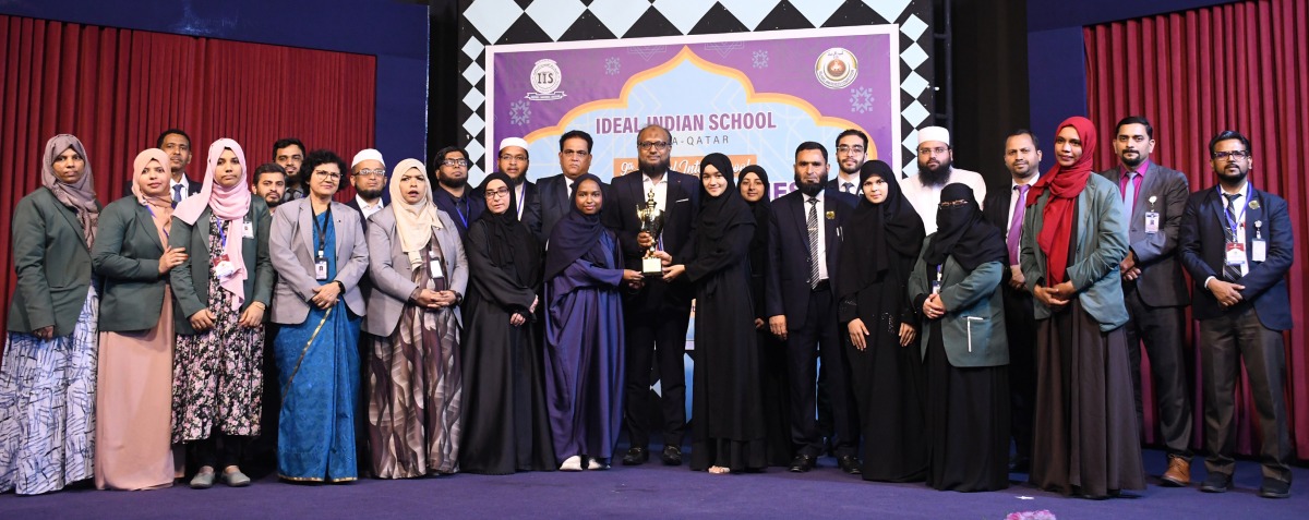 Students, teachers and officials at the prize awarding ceremony.