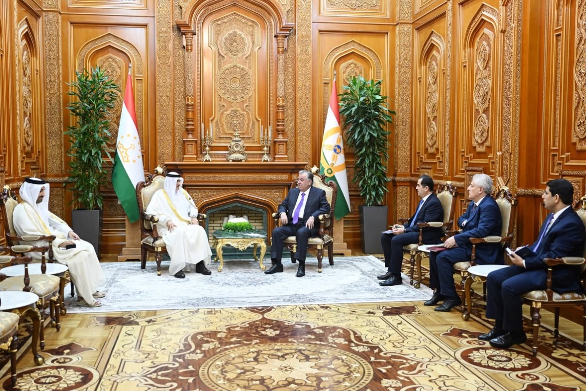 Minister of State for Foreign Trade Affairs, H E Dr. Ahmed bin Mohammed Al-Sayed with President of the Republic of Tajikistan, H E Emomali Rahmon and other officials during the meeting.