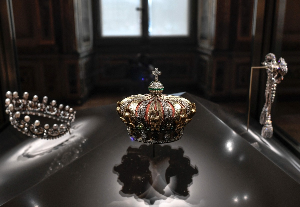 This picture shows the crown of the Empress of the French Eugénie de Montijo displayed at Apollon's Gallery on January 14, 2020 at the Louvre museum in Paris after the reopening of the Gallery following ten months of renovations. Robbers broke in to the Louvre and fled with jewellery on October 19, 2025 morning.(Photo by STEPHANE DE SAKUTIN / AFP)
