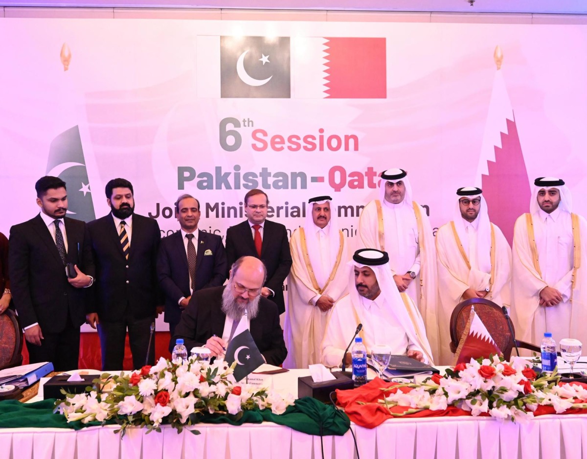 Minister of Commerce and Industry, H E Sheikh Faisal bin Thani bin Faisal Al Thani and Minister of Commerce of Pakistan, H E Jam Kamal Khan, with senior officials and representatives from both countries.