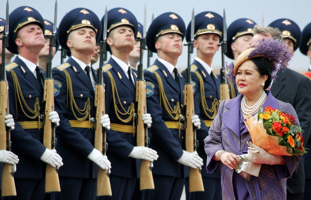 (Files) Thai Queen Sirikit reviews the honour guard upon arriving in Moscow on July 2, 2007. (Photo by Alexander Nemenov / AFP)