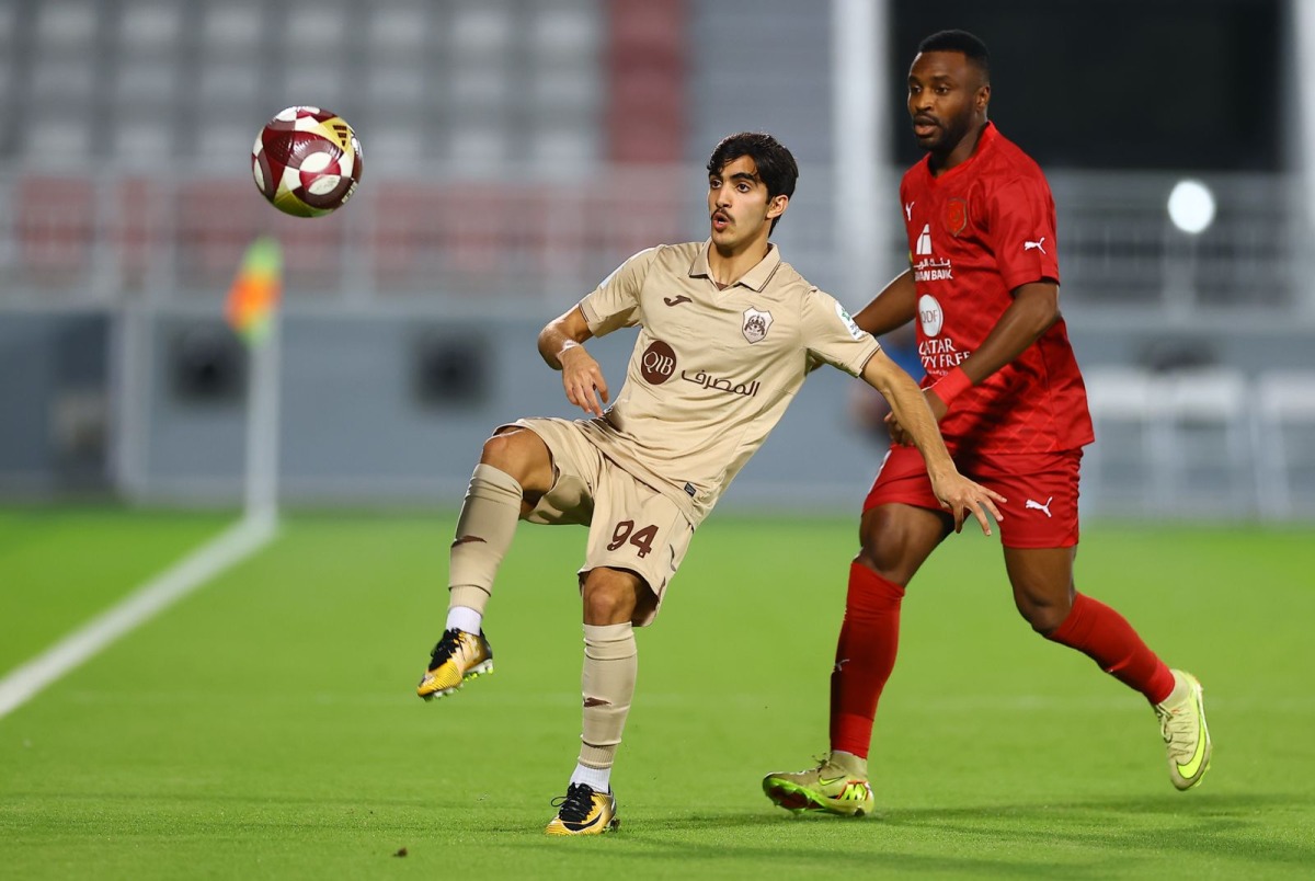 Al Rayyan's Ali Hassan Al-Qahtani (left) and Al Duhail's Ismail Mohamad in action.
