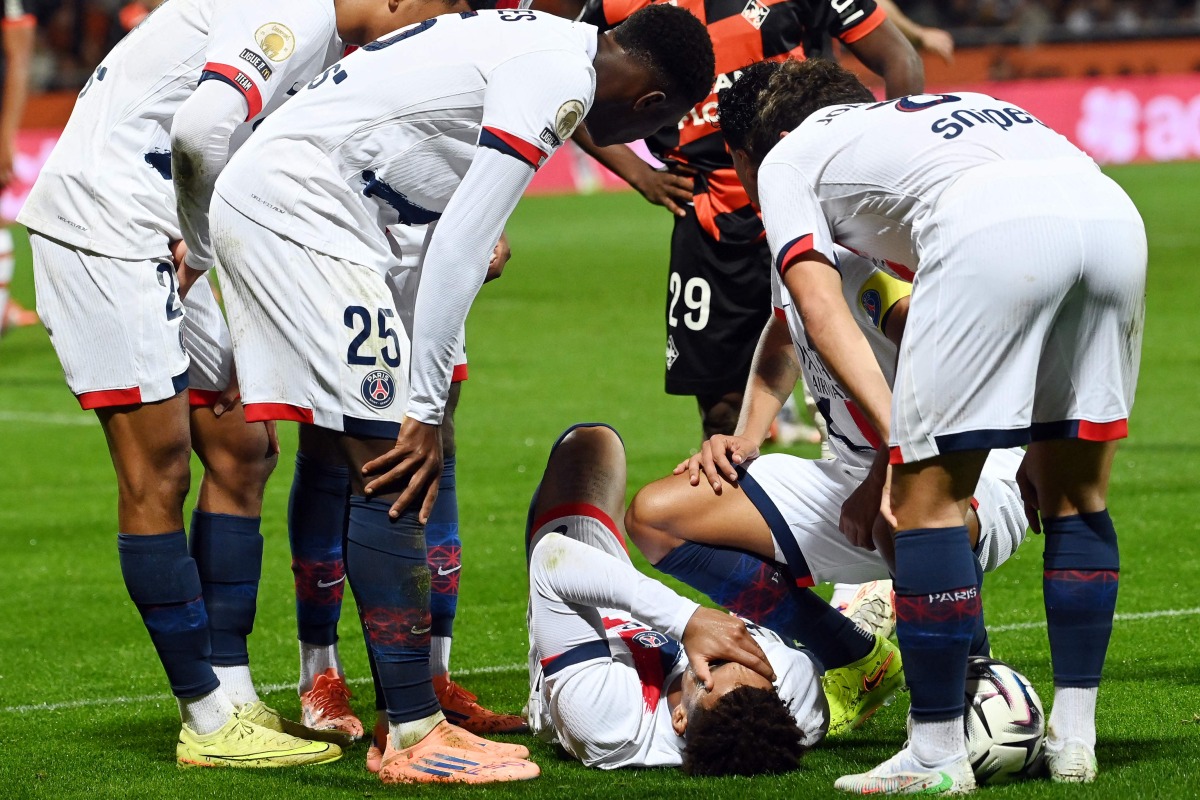  Paris Saint-Germain's French midfielder #14 Desire Doue (C) reacts in pain after suffering an injury during the French L1 football match between FC Lorient and Paris Saint-Germain (PSG) at the Stade du Moustoir in Lorient, western France, on October 29, 2025. (Photo by JEAN-FRANCOIS MONIER / AFP)