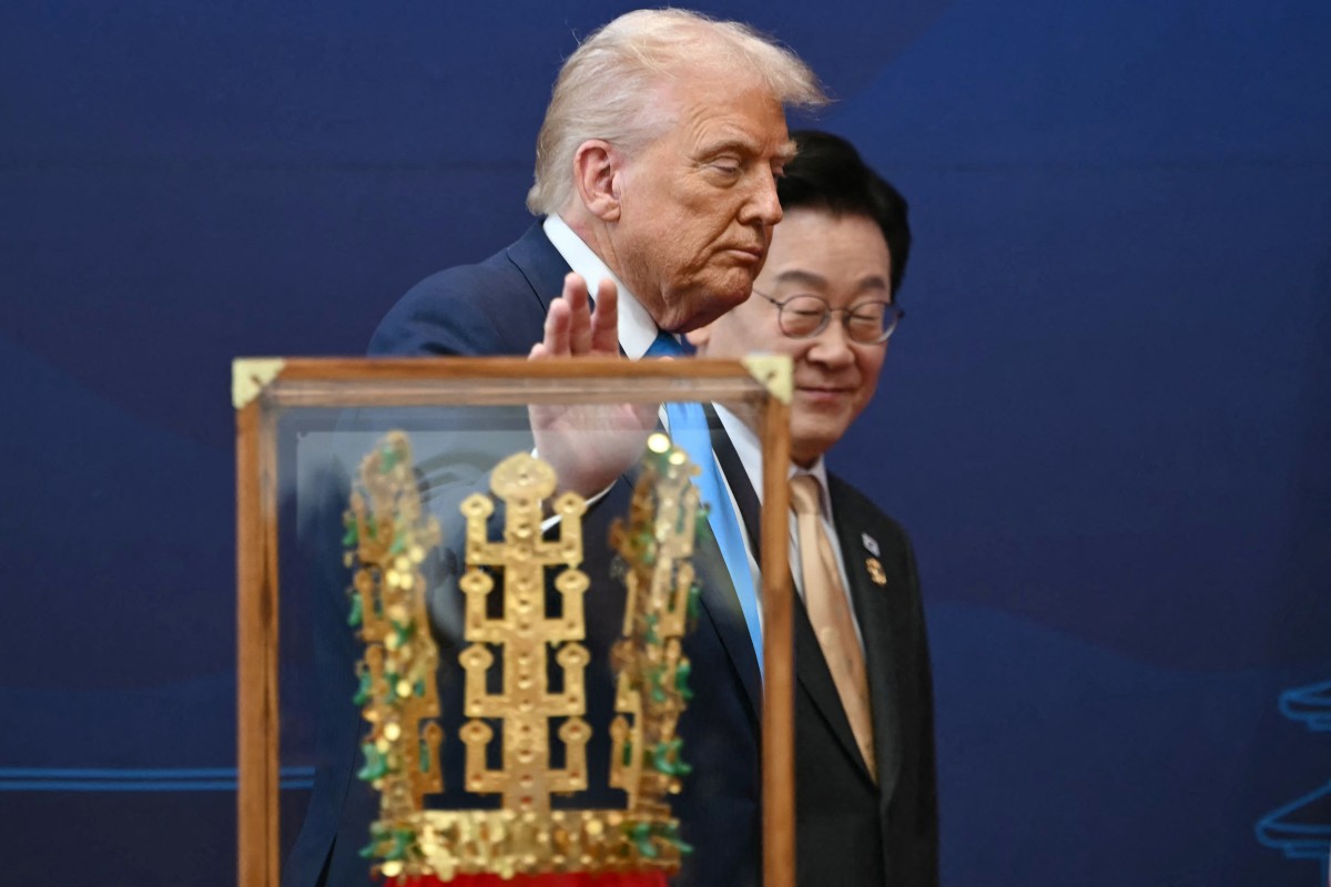 US President Donald Trump was presented by South Korean President Lee Jae Myung with a replica of a crown worn by the kings of Silla, in Gyeongju on October 29, 2025. (Photo by Andrew Caballero-Reynolds / AFP)
