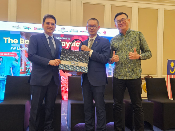 Ambassador of Malaysia to Qatar H E Mohammad Faizal Razali (centre) with some participants at the event. 