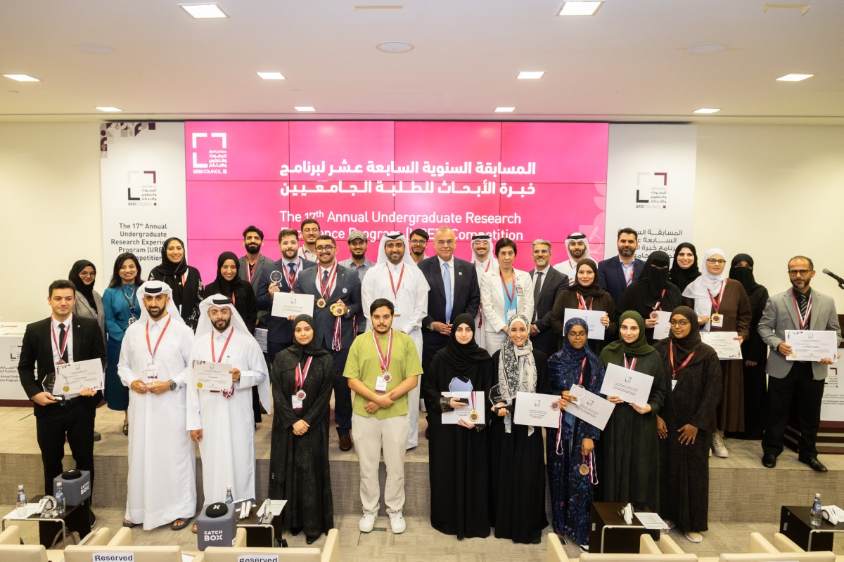 Officials with the programme participants at the awards ceremony. 
