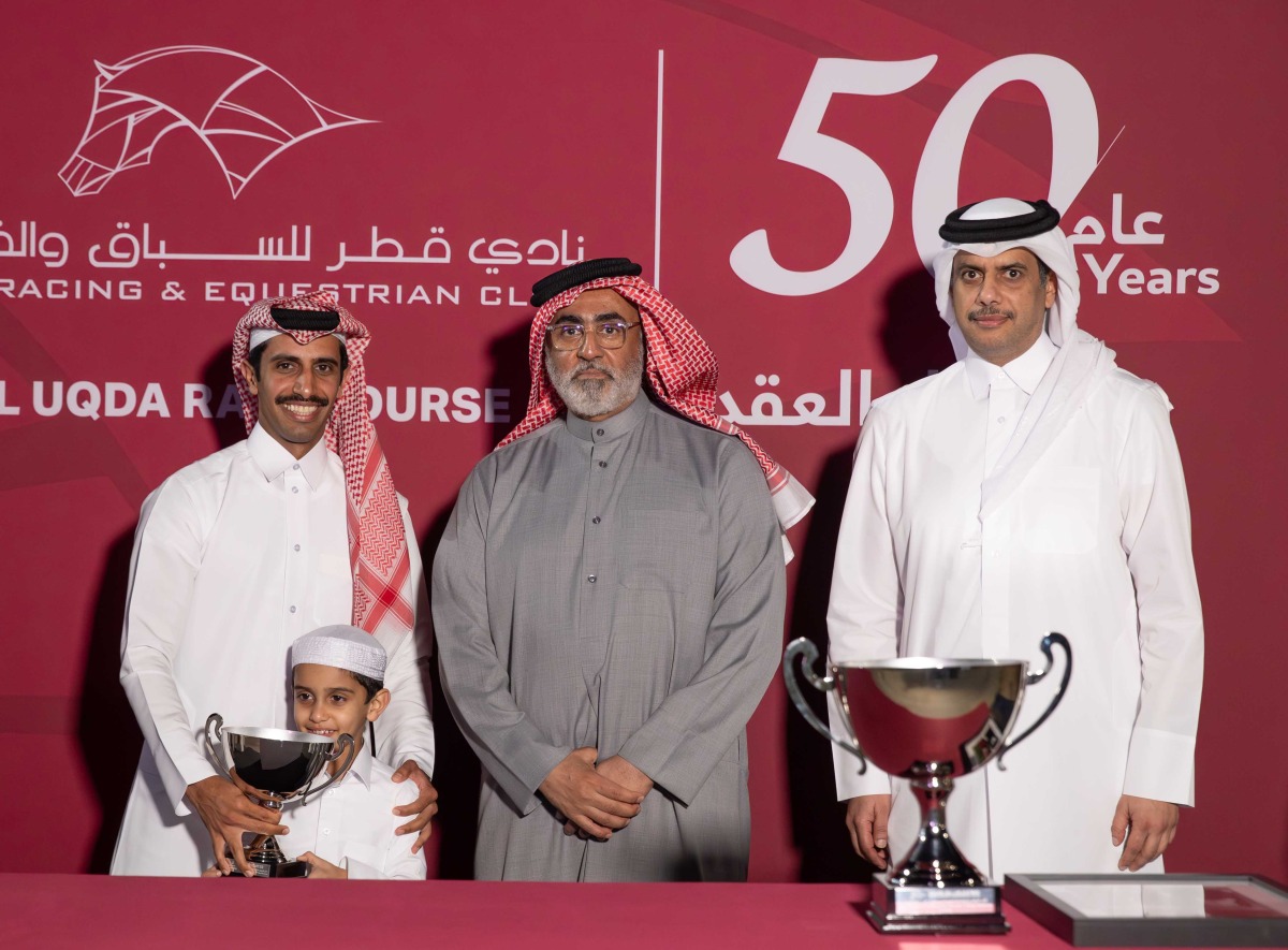 Sheikh Mohammed bin Faleh Al Thani handed the trophy to Aafoor’s trainer, M.H.K. Al Attiyah, who received it on behalf of Al Jeryan Stud. QREC Chairman Hamad bin Abdulrahman Al Attiya was also present. PICTURES: JUHAIM/QREC